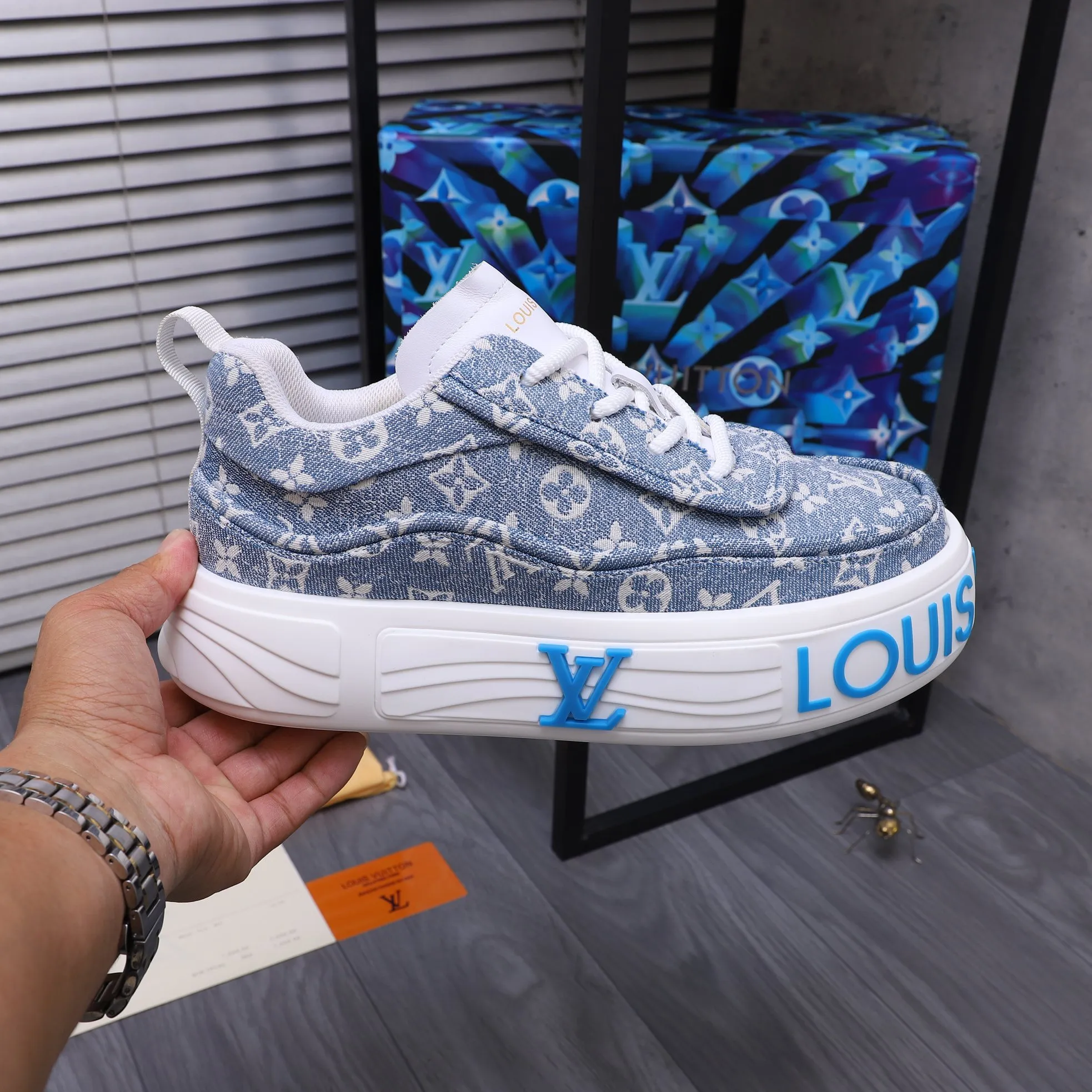 Men's shoes 💰560 Product trademark: LV [Louis Vuitton] casual shoes, regular size. Size: 38-46 (38.45.46 is custom-made and non-returnable) Product materials: Selected breathable denim woven upper, cowhide insole, mesh lining, original outsole